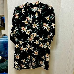 Men's 2XL Paradise Found button down shirt. Black with white flowers, Hawaiian.